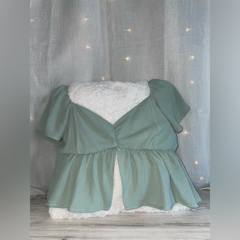 Attirance flowy v-neck peplum crop top sage green